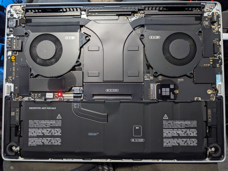 Surface Laptop Ultra'nın modüler bir alt paneli vardır, ancak geçmeli alüminyum kapaklar çoğu bileşene erişimi engeller.