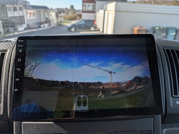 Kamera yapısındaki kusurlara rağmen, geri vites görüntüsü gece bile mükemmel şekilde kullanılabilir