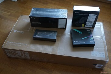 Paket içeriği: Masa (büyük paket) ve aksesuarlar (monitör kolları, dizüstü bilgisayar tutucusu, RGB LED, kablo düzenleme seti)
