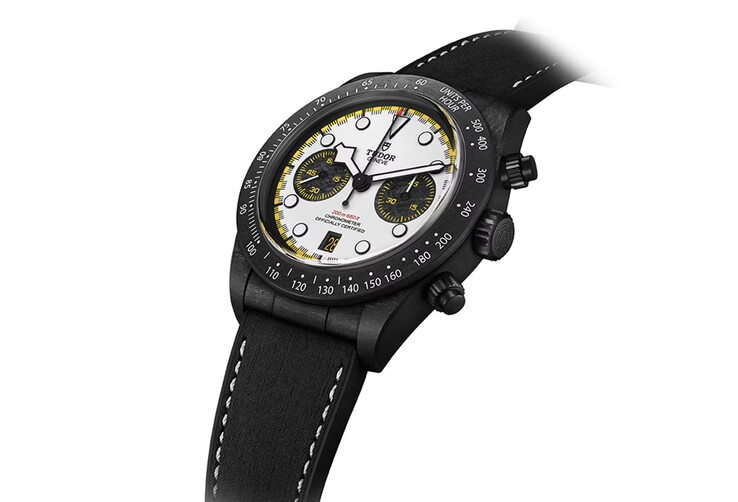Tudor Black Bay Chrono Carbon 26 saatin iki saniye alt kadranı vardır 