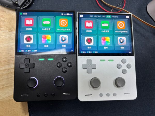 TrimUI brick Pro, perakende kutusunda gösterildiği gibi siyah ve beyaz renktedir.