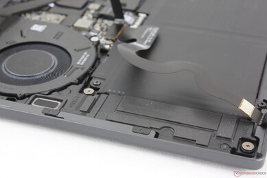 Aşağıdan ve yukarıdan ateşlemeli hoparlörler toplam 10 W ile boyutlarına göre oldukça güçlüdür