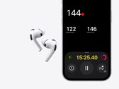 Bir iPhone'un yanında Apple AirPods Pro 3'ün görüntüsü