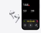Bir iPhone'un yanında Apple AirPods Pro 3'ün görüntüsü