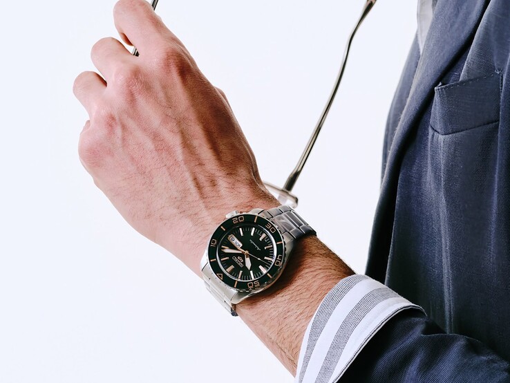 Bir kişinin bileğinde takılı Seiko 5 Sports SKX HDB005 saat