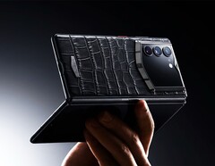 Vertu AlphaFold, isteğe bağlı olarak dana veya timsah derisi ile kaplanabilir.