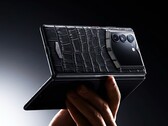 Vertu AlphaFold, isteğe bağlı olarak dana veya timsah derisi ile kaplanabilir.