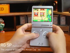 GBA oyununu çalıştıran Anbernic RG SP.