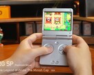 GBA oyununu çalıştıran Anbernic RG SP.