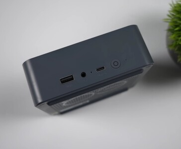 Beelink EQi 304 mini PC'nin ön I/O panelinde bir adet USB Type-A bağlantı noktası, 3,5 mm ses jakı, bir adet USB-C bağlantı noktası ve güç düğmesi bulunmaktadır.