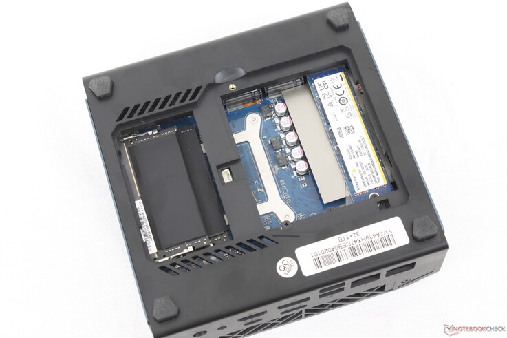 Üç adet M.2 2280 SSD yuvasına ve iki adet DDR5 SODIMM yuvasına Phillips tornavida ile kolayca erişilebilir