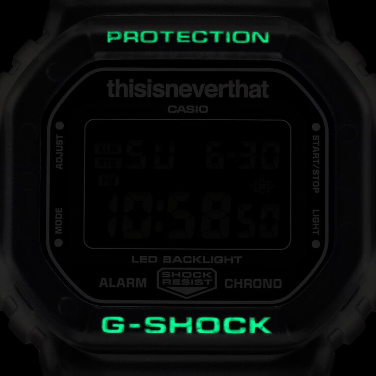 Casio G-Shock DW-5600TNT-7 modelindeki karanlıkta parlayan çerçeve işaretleri, karanlık ortamda yeşil renkte parlıyor.