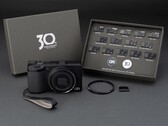 Ricoh GR IV 30. Yıl Dönümü Sürümü Kiti, hatıra aksesuarları ve rozetlerle birlikte gelir.