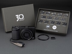 Ricoh GR IV 30. Yıl Dönümü Sürümü Kiti, hatıra aksesuarları ve rozetlerle birlikte gelir.