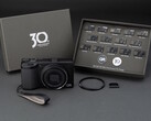 Ricoh GR IV 30. Yıl Dönümü Sürümü Kiti, hatıra aksesuarları ve rozetlerle birlikte gelir.