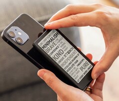 4,3 inçlik ekranıyla Xteink X4 Pro e-okuyucu son derece kompakttır.