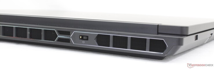 Arka: HDMI 2.1, AC adaptörü