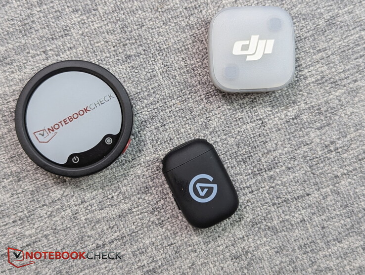 Altta: Elgato Wave Go (yağlı bir parmak iziyle); üstte: DJI Mic Mini; solda: Insta360 Mic