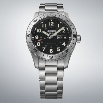 Seiko 5 Sports HDB006 siyah kadranlı, pusula çerçeveli ve paslanmaz çelik bilezikli otomatik saha saati.