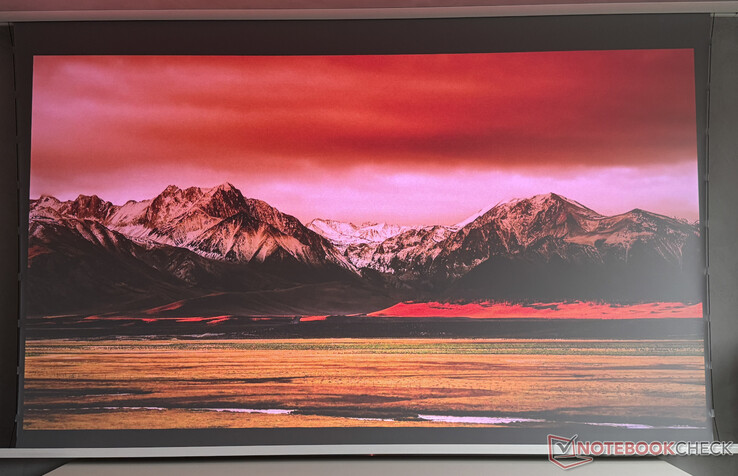 VisionMaster Max gün ışığında (sağdaki pencere önü) hala net bir şekilde tanınabilir bir görüntü sağlar