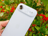 iPhone Air 2'nin, burada resmedilen önceki modelin eksikliklerini gidermesi bekleniyor.