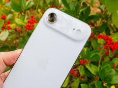 iPhone Air 2'nin, burada resmedilen önceki modelin eksikliklerini gidermesi bekleniyor.