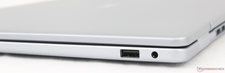 Sağ tarafta: USB-A 3.2 Gen. 1, 3,5 mm kulaklık
