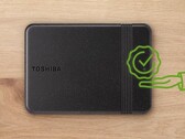 Toshiba sabit disk, siyah renk seçeneğiyle son derece minimalist bir tasarıma sahiptir. 