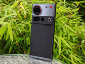 Nubia Z70S Ultra akıllı telefon incelemede