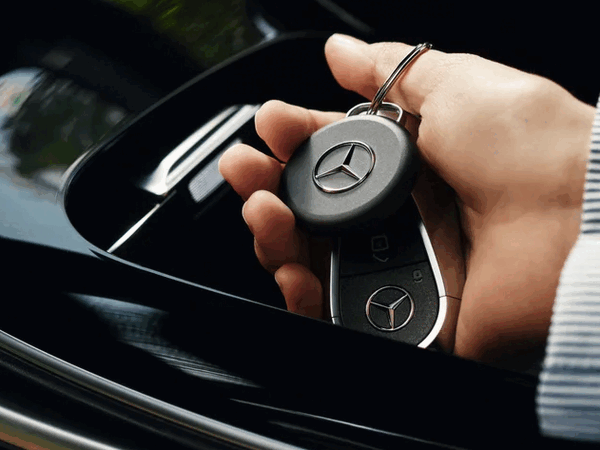Chipolo Loop Mercedes-Benz sürümünün ortasında bir Mercedes logosu bulunmaktadır.