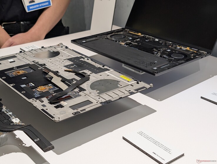 C kapağını D kapağından kaldırırken klavye şerit kablosuna zarar vermemeye dikkat edin