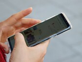 Bir el, harita uygulamasını gösteren bir Android akıllı telefonu tutuyor.