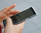 Bir el, harita uygulamasını gösteren bir Android akıllı telefonu tutuyor.