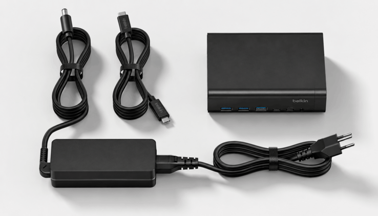 Belkin 12'si 1 arada dock, güç adaptörü ve birlikte verilen kablolarla birlikte
