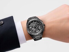 Citizen Attesa CC4107-80H, bileğinde takılı haliyle, tamamen siyah titanyum kasasını ve entegre bileziğini sergiliyor.