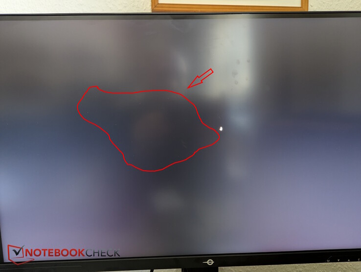 Siyah olmayan küçük pikseller, ancak görünür arka ışık kanaması yok