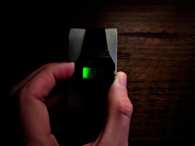 Casio F-91W'nin arka ışığı saat hanesini zar zor aydınlatıyor.