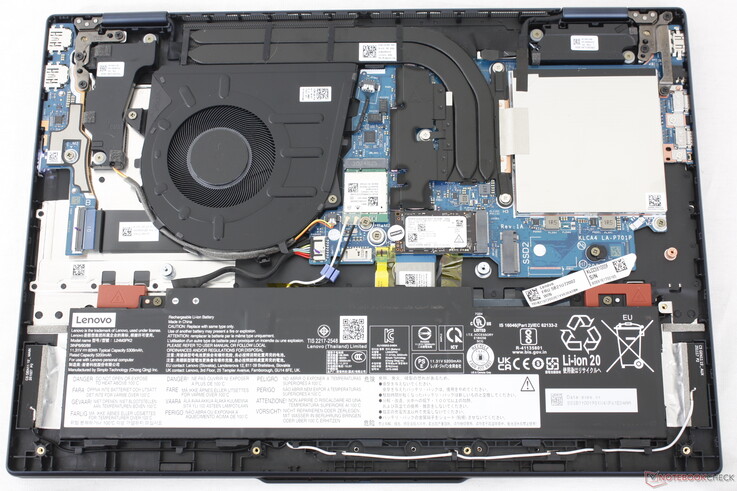 İki DDR5 SODIMM yuvasına ve iki PCIe4 x4 SSD yuvasına kolay erişim sayesinde servis işlemleri nispeten basittir. SSD yuvalarından birinin yalnızca daha kısa 2242 sürücüleri desteklediğini unutmayın.