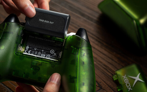 Şarj yuvası, Xbox kumandası için kablosuz şarj edilebilir bir pil ile birlikte gelir.