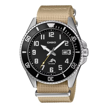 Siyah kadranı, belirgin Arap rakamları, siyah bezeli, paslanmaz çelik kasası, taba rengi kumaş kayışı ve uyumlu sarı saniye ibresiyle Casio Duro MDV106C-9AV dalış saati.