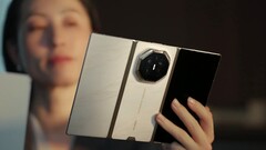 Ana rengi mor olan Huawei Mate XT2, altın/beyaz ve altın/siyah renk seçenekleriyle de satışa sunulacak.