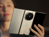Ana rengi mor olan Huawei Mate XT2, altın/beyaz ve altın/siyah renk seçenekleriyle de satışa sunulacak.