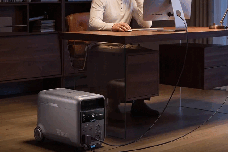 Çıkış seçenekleri arasında standart prizlerin yanı sıra 240V ve karavan bağlantıları, USB-A ve 100W USB-C bağlantı noktası bulunur.