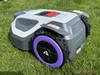 Robotik çim biçme makinesinin arkası, alt taraftaki tutamak