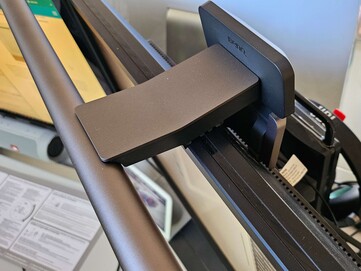 Screenbar, BenQ monitörüne sağlam bir şekilde oturur.