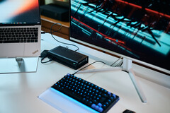 Aorus RTX 5060 Ti AI Box eGPU, harici bir monitörde Cyberpunk 2077'yi çalıştıran bir Lenovo ThinkPad X9 dizüstü bilgisayara bağlıdır.