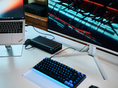 Aorus RTX 5060 Ti AI Box eGPU, harici bir monitörde Cyberpunk 2077'yi çalıştıran bir Lenovo ThinkPad X9 dizüstü bilgisayara bağlıdır.