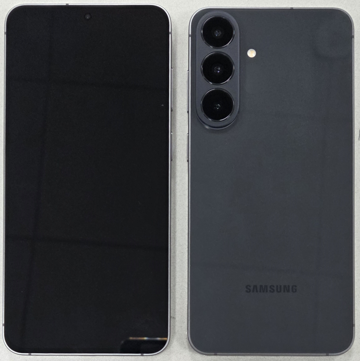 Galaxy A57 ile karşılaştırıldığında, Galaxy S26 FE'nin yeni kamera şeridi kenara kadar uzanıyor.