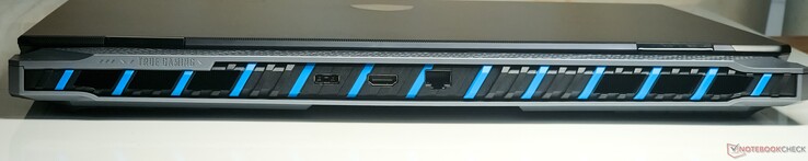 Arka kısım: DC girişi, HDMI 2.1 çıkışı, RJ-45 2,5 GbE LAN