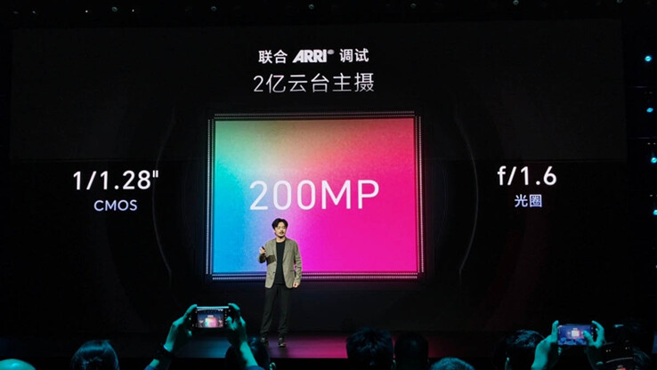 Honor'un Robot Phone modeli, minyatürleştirilmiş üç eksenli bir gimbal üzerinde 200 MP'lik bir ana sensöre sahiptir.